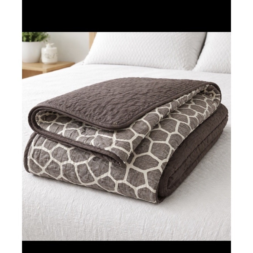 pre-owned! Michael‎ Kors Queen Reversible Quilted Blanket Giraffe Print Brown